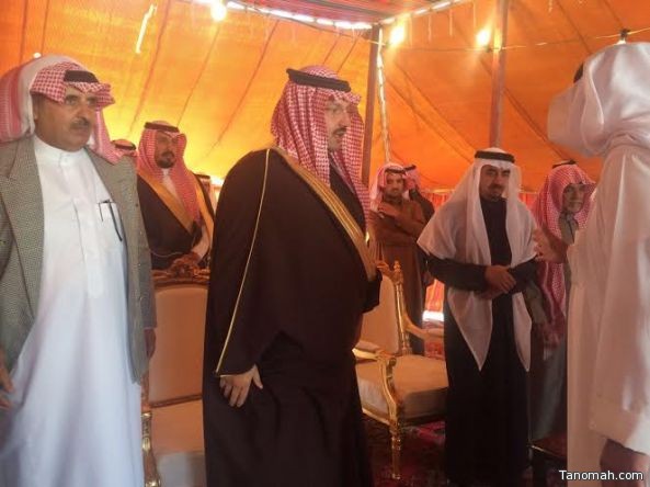 سمو الأمير تركي بن ​​طلال يقدم واجب العزاء لأسرة الزور تنومة